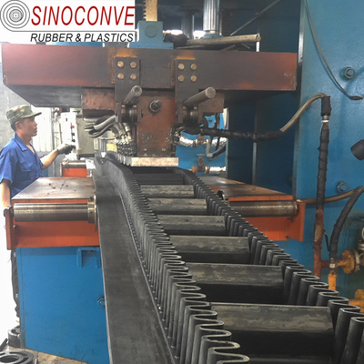 Flexo inclined upward flexowell conveyor belt